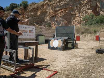 Ogni tiratore si posiziona all�interno di una sagoma rossa rettangolare che delinea il proprio campo di partenza. Il giudice pronuncia la frase �are you ready�? (sei pronto?), fa partire il cronometro e a quel  punto l�atleta scatta velocemente su una pedana (la �stazione di tiro�)...
